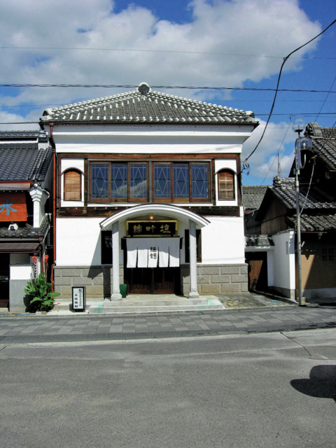 レトロな建物の中で絶品の粗挽きそばを「慈久庵 鯨荘 塩町館」