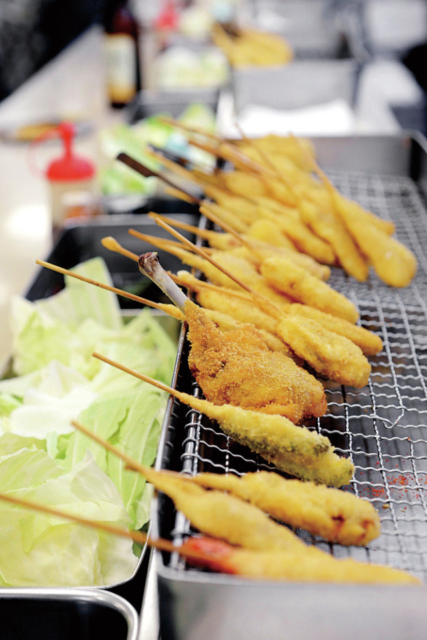活気あふれる立ち飲み店「松葉総本店」