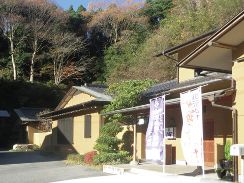 地元の旬の魚料理が味わえる「やまに郷作」