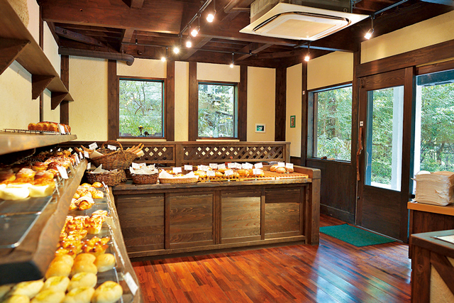 静かな自然に囲まれながら焼きたてベーカリーを堪能「ル・フィヤージュ」