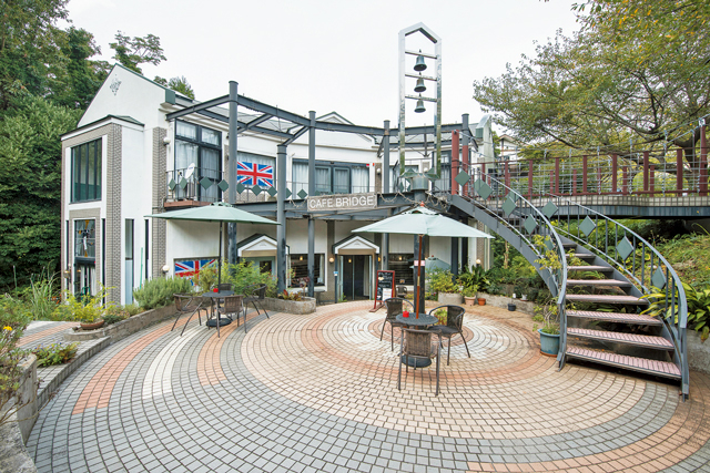 優雅なイギリス風ティータイムを「カフェ ブリッジ」