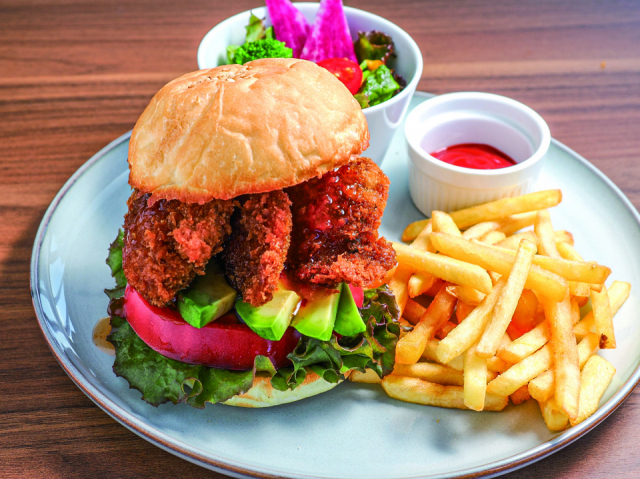 海を眺めながら旬の魚介を堪能「SatoUmiテラス はぁとす。」