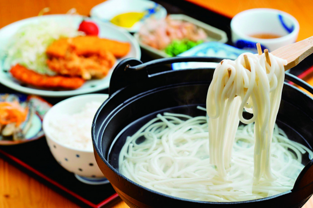 【五島グルメ×五島うどん】製麺したての五島うどんを”地獄炊き”で「おっどん亭」