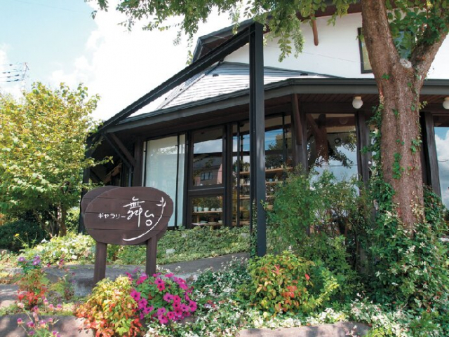 約35作家の作品が並ぶ「ギャラリー舞台」