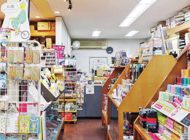 思わず立ち寄りたくなる地元で愛される老舗文房具店「元町福芳商店」