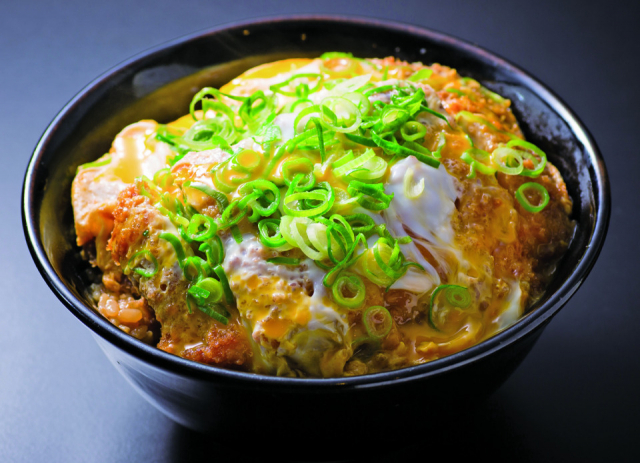 行列のできるジューシーなかつ丼 かつ丼吉兵衛 三宮本店