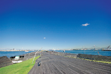 2.横浜港大さん橋や横浜マリンタワーで絶景&グルメを満喫