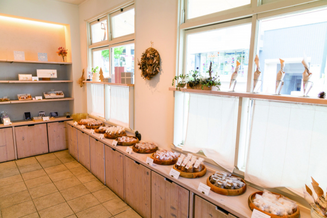 名店のパティシエによる至福のクッキー缶「CAKE STAND」