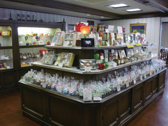 かわいいりんごのケースにりんご×チョコを詰め込んで「神戸元町一番舘」