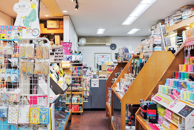 思わず立ち寄りたくなる地元で愛される老舗文房具店「元町福芳商店」