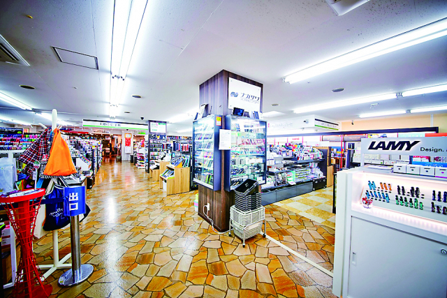 神戸で生まれた文具ブランドお気に入りアイテムを見つけよう「ナガサワ文具センター 本店」