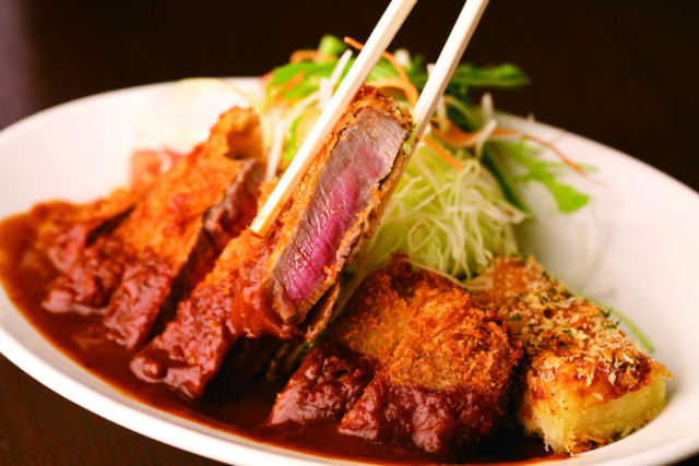 肉の旨みを存分に味わえるミディアムレアの絶妙加減!「洋食の朝日」