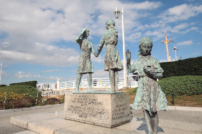 日米ガールスカウト友好碑「やくそく」像