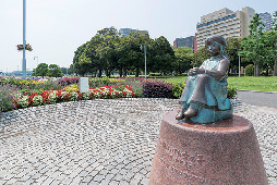 赤い靴はいてた女の子像