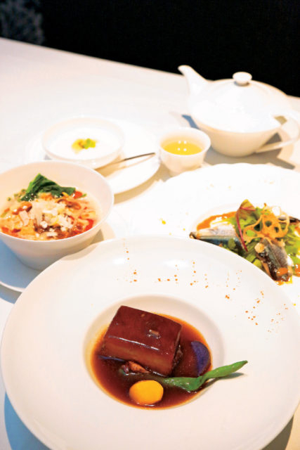 優雅な大人の空間で驚きの一皿を「deux epicer」