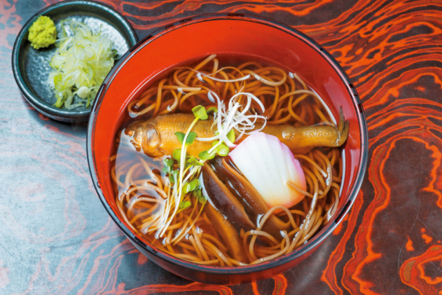 柔らかな鮎は一匹丸ごと出汁にはしいたけの旨みも「そば処 駿河亭」