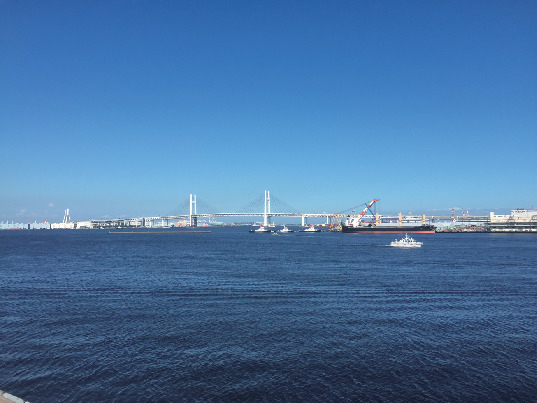 波の向こうに浮かぶのは美しい吊り橋