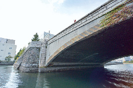 海上からの景色を楽しむ