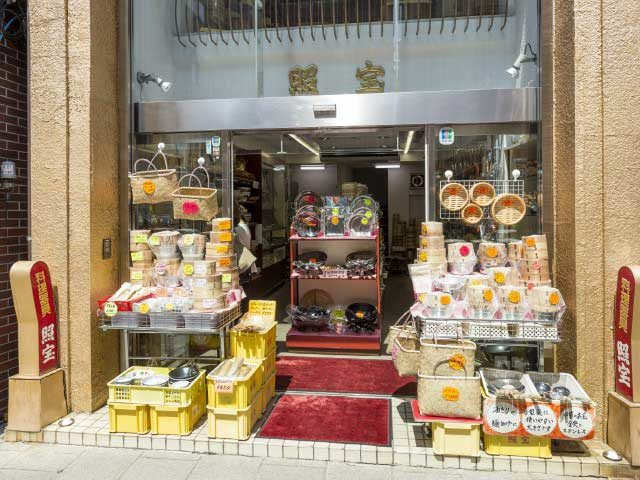 調理道具や食器が豊富「照宝」