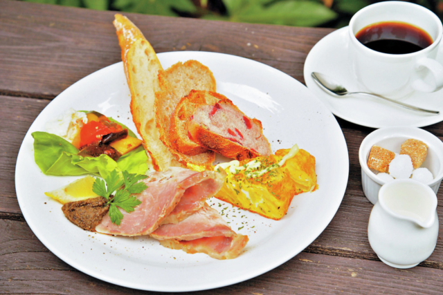 静かな自然に囲まれながら焼きたてベーカリーを堪能「ル・フィヤージュ」