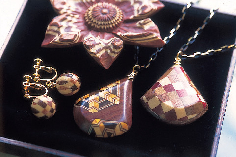 旧街道で欠かせない寄木作り体験を!