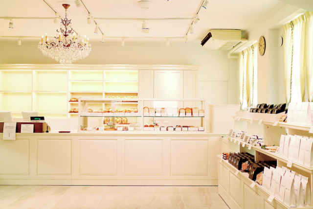 元教会のクラシカルな空間で神戸で愛され続ける老舗のパンを「フロインドリーブ」