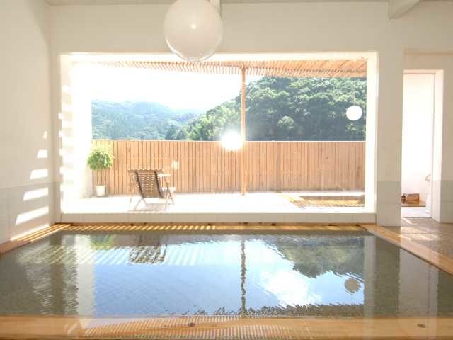 ヒノキが香る湯船から山々を眺めてリラックス「禅の湯」