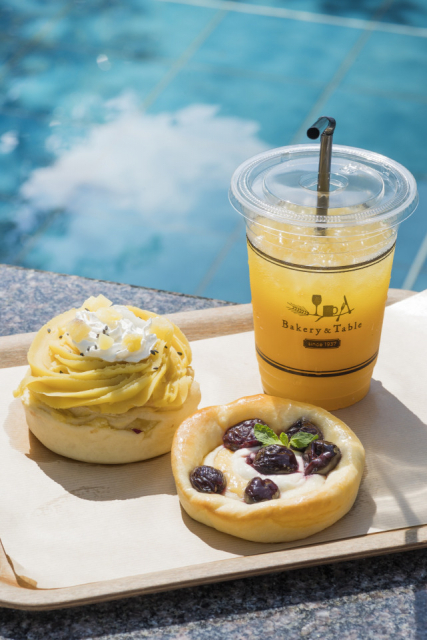 緑豊かなガーデンで足湯を楽しむ「Bakery & Table 東府や 足湯カフェ」