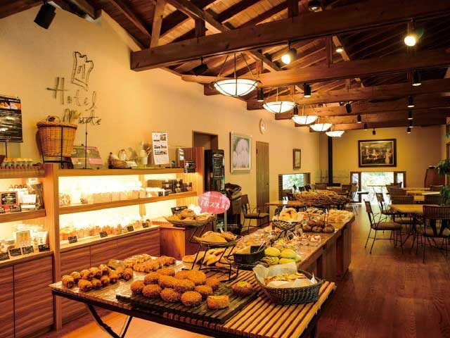 緑豊かなガーデンで足湯を楽しむ「Bakery & Table 東府や 足湯カフェ」