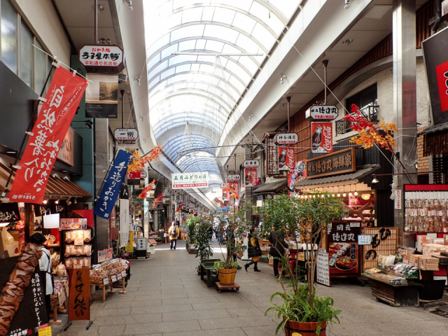 【熱海のご当地グルメをGET!】熱海駅前商店街