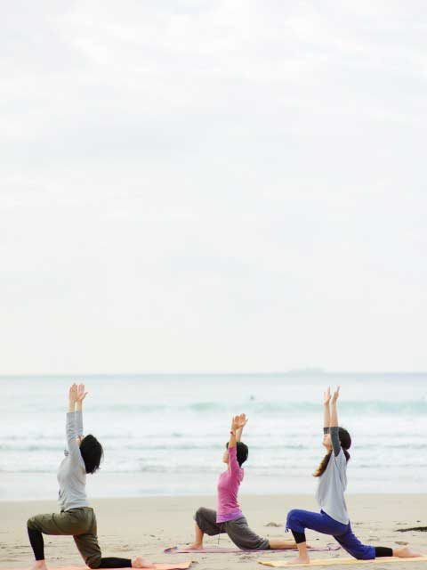 CLOSE UP 朝の光とミネラルを浴び砂浜でビーチヨガ体験