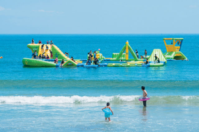 【南伊豆・弓ケ浜海水浴場】新発見2 海上のアクティビティスプラッシュウォーターパークが人気