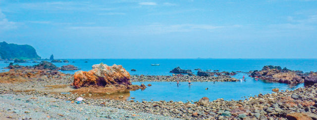 【南伊豆・下流海岸】新発見1 干潮時に出現する潮だまりは岩場に囲まれ、まさにプール