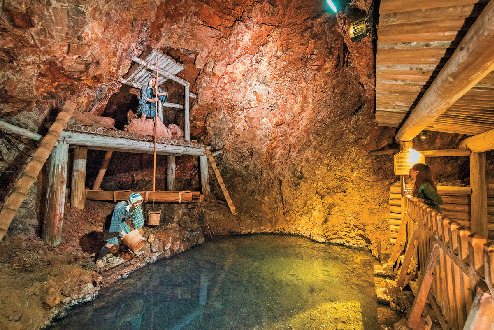 新発見1 「坑内めぐり」で金運UP!?かつての作業風景も再現