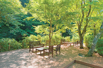 新発見4 川のせせらぎを聞きながら東府やガーデンでリフレッシュ