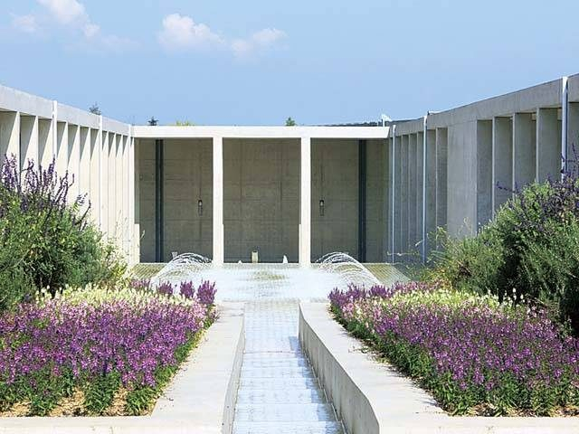 丘陵に広がる優美なデザインの花スポット「淡路夢舞台」