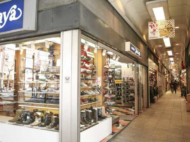 【神戸】JRの高架下に続く専門店ストリート「高架下」