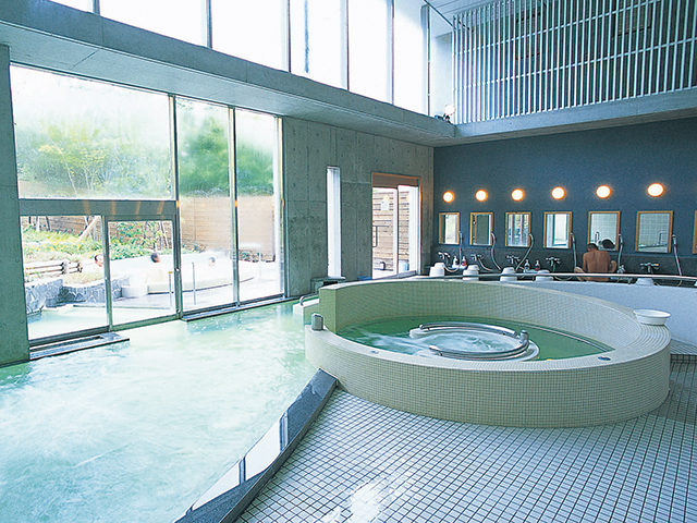 【淡路島×日帰り温泉】四季の花に囲まれた開放的な入浴施設「天然温泉 東浦花の湯」