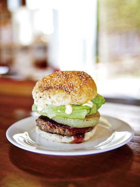 【淡路島バーガーの人気店】島の恵みがたっぷりつまってボリューム満点「淡路カントリーガーデン ハンバーガーショップsafsaf」