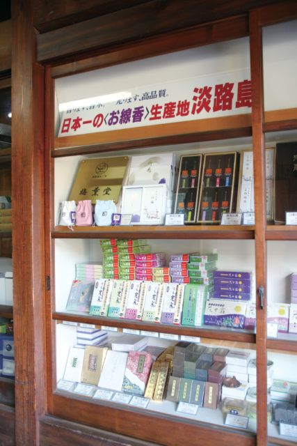【淡路市・西海岸×ショッピング】バラエティー豊かな線香がズラリ「梅薫堂」