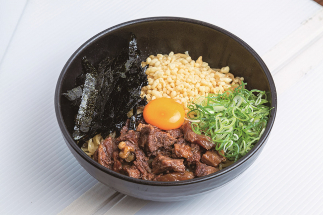 口の中でほろほろと崩れる牛すじ肉が主役のまぜそば「神戸灘八」