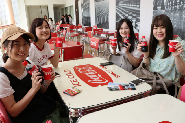CHECK! コカ・コーラ社製品の製造工程を見学