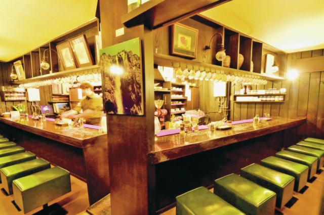 アンティーク雑貨を飾るクラシカルな珈琲店「茜屋珈琲店」