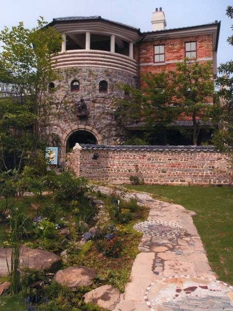 絵本の世界へでかけよう「祈りの丘絵本美術館」