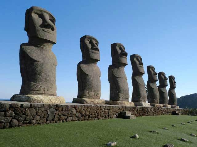 【日南海岸ドライブ×サンメッセ日南を楽しむ4つのポイント】4.モアイにタッチ!!