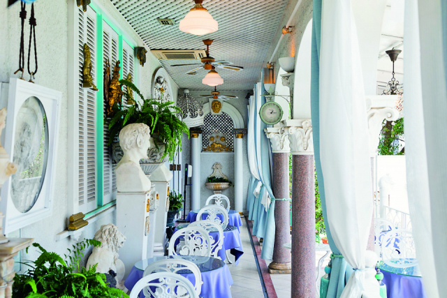 開放的なテラス席でガーデンの美しさと手作りスイーツにうっとり「プラトン装飾美術館(イタリア館)」