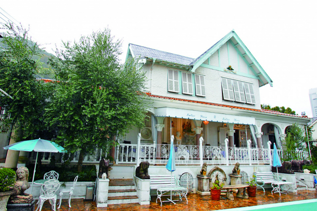 開放的なテラス席でガーデンの美しさと手作りスイーツにうっとり「プラトン装飾美術館(イタリア館)」