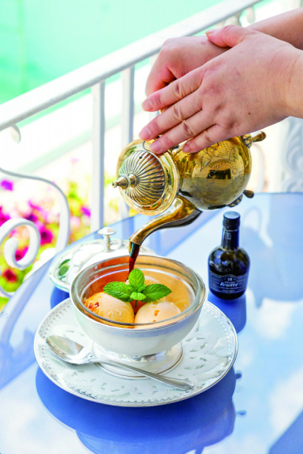 開放的なテラス席でガーデンの美しさと手作りスイーツにうっとり「プラトン装飾美術館(イタリア館)」