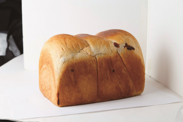 名物「あん食」で知られる 品揃え充実のベーカリー「焼きたてのパン トミーズ 三宮店」