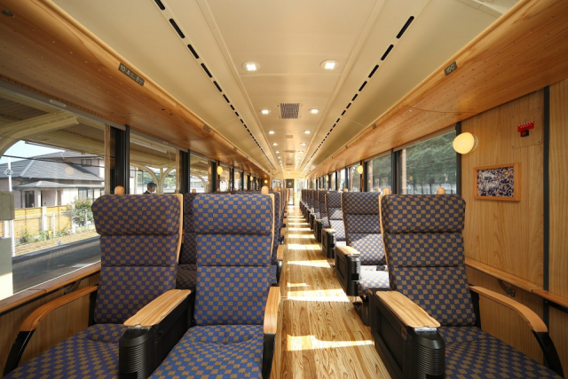 リゾート感あふれる観光特急で日南へ「特急 海幸山幸」